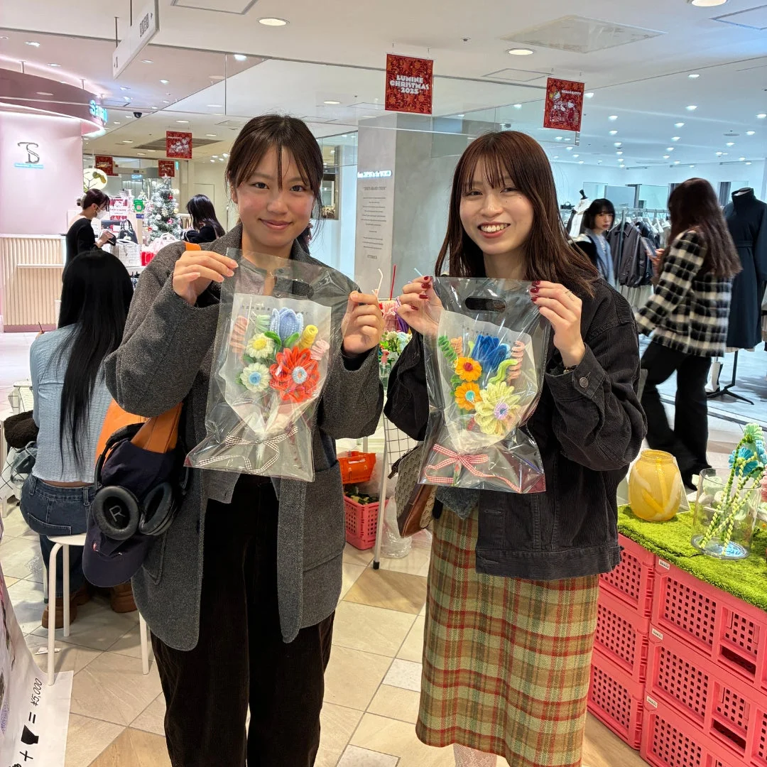 ワークショップで花束を持つ女性たち2