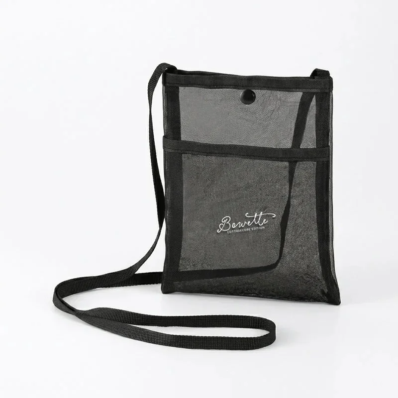 白い背景に黒いメッシュ素材のサコッシュ