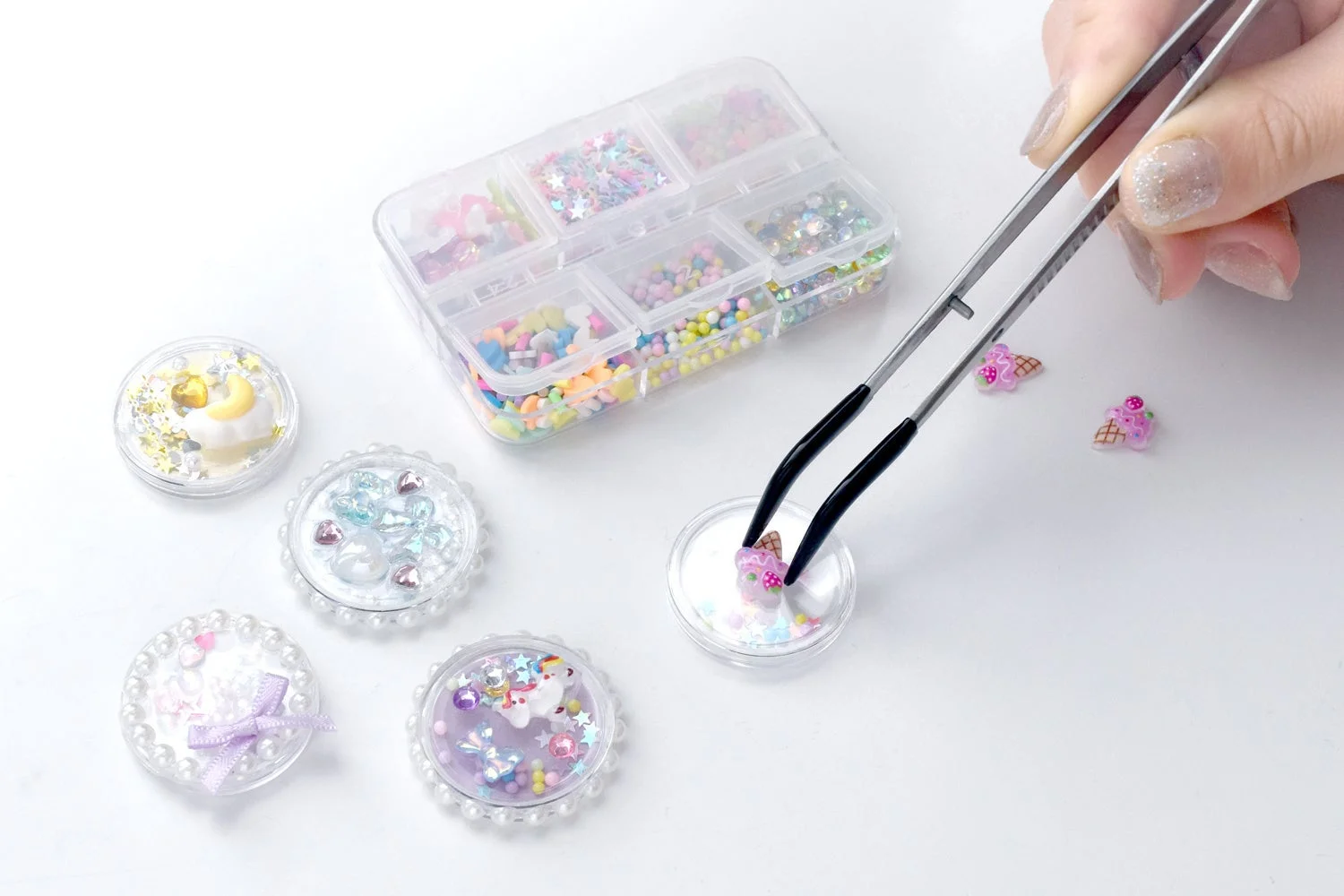 ネイルアートやデコレーション用のカラフルなパーツ