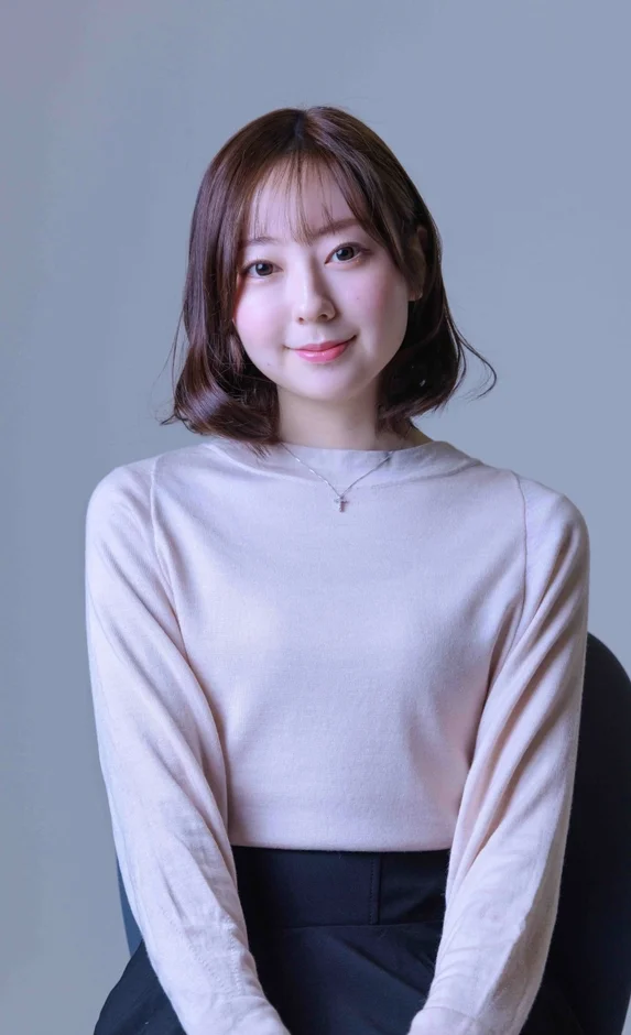 カメラに向かって優しく微笑む若い女性のポートレート