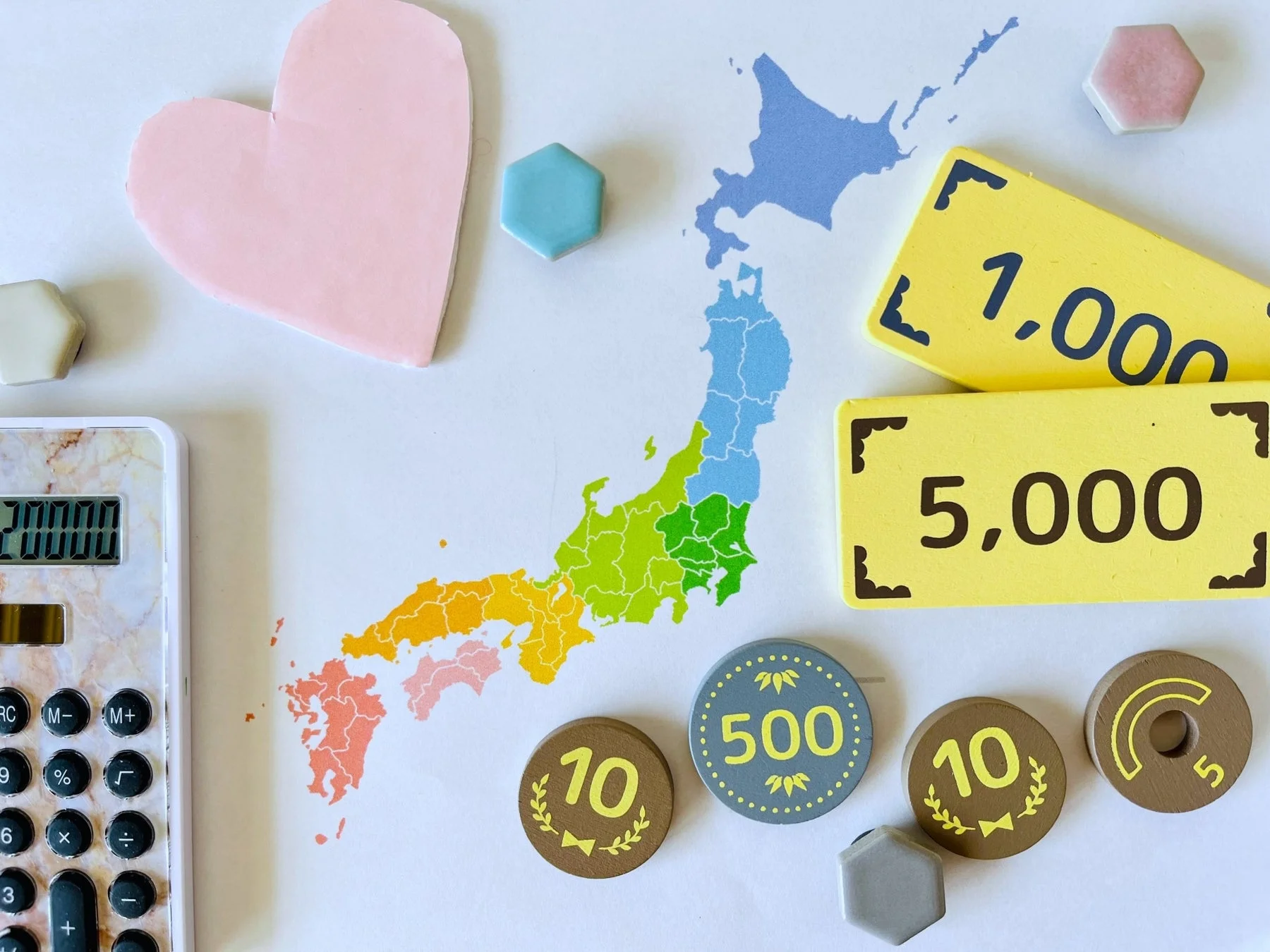 日本地図の周りにお金やハートのオブジェが配置されたイメージ