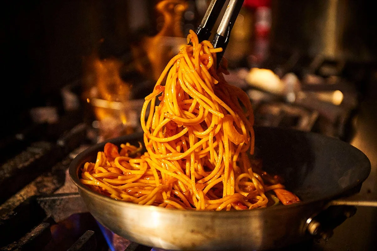 麺を炒める様子