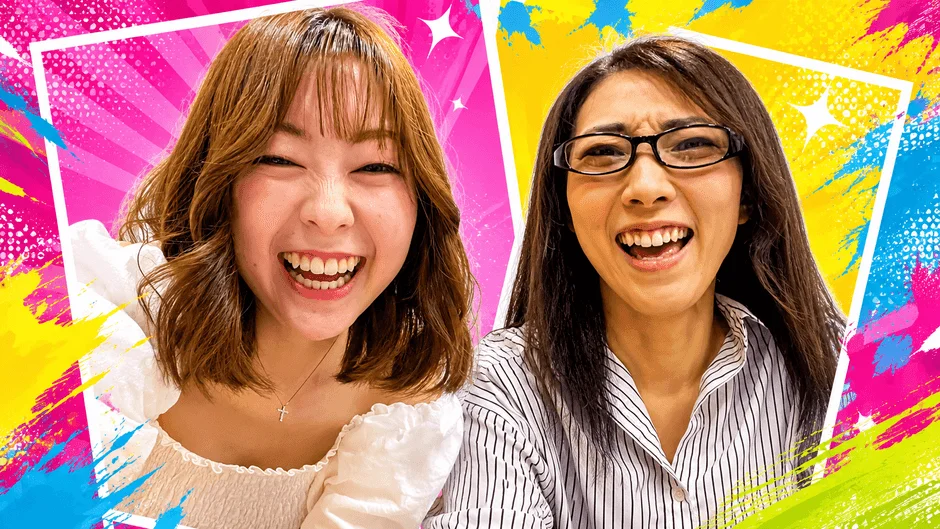2人の女性が満面の笑みを浮かべている画像