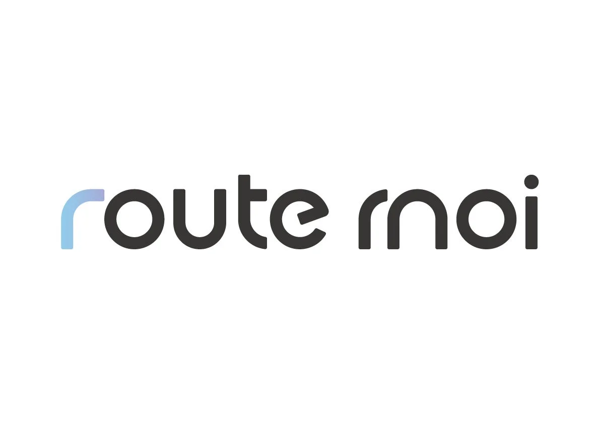白い背景に「route rnoi」という文字が書かれたロゴ画像です。「r」の文字には青いグラデーションが施されており、シンプルながらもモダンなデザインが特徴です。