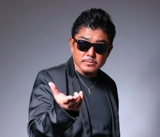 黒いスーツとサングラスを着用した男性のポートレート