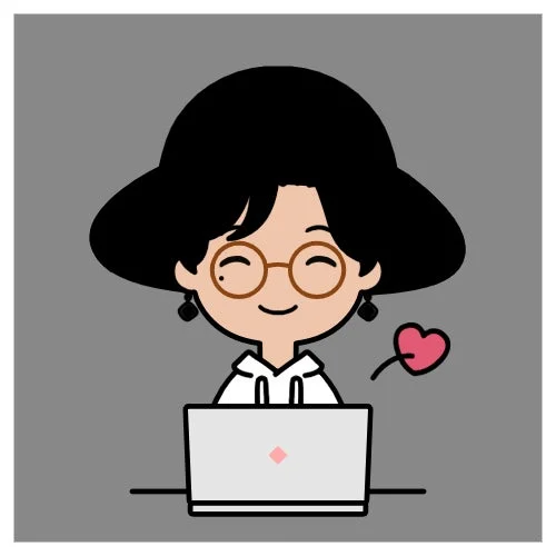 眼鏡と帽子をかぶった黒髪の女性キャラクターがノートパソコンに向かい、笑顔で作業しているイラスト
