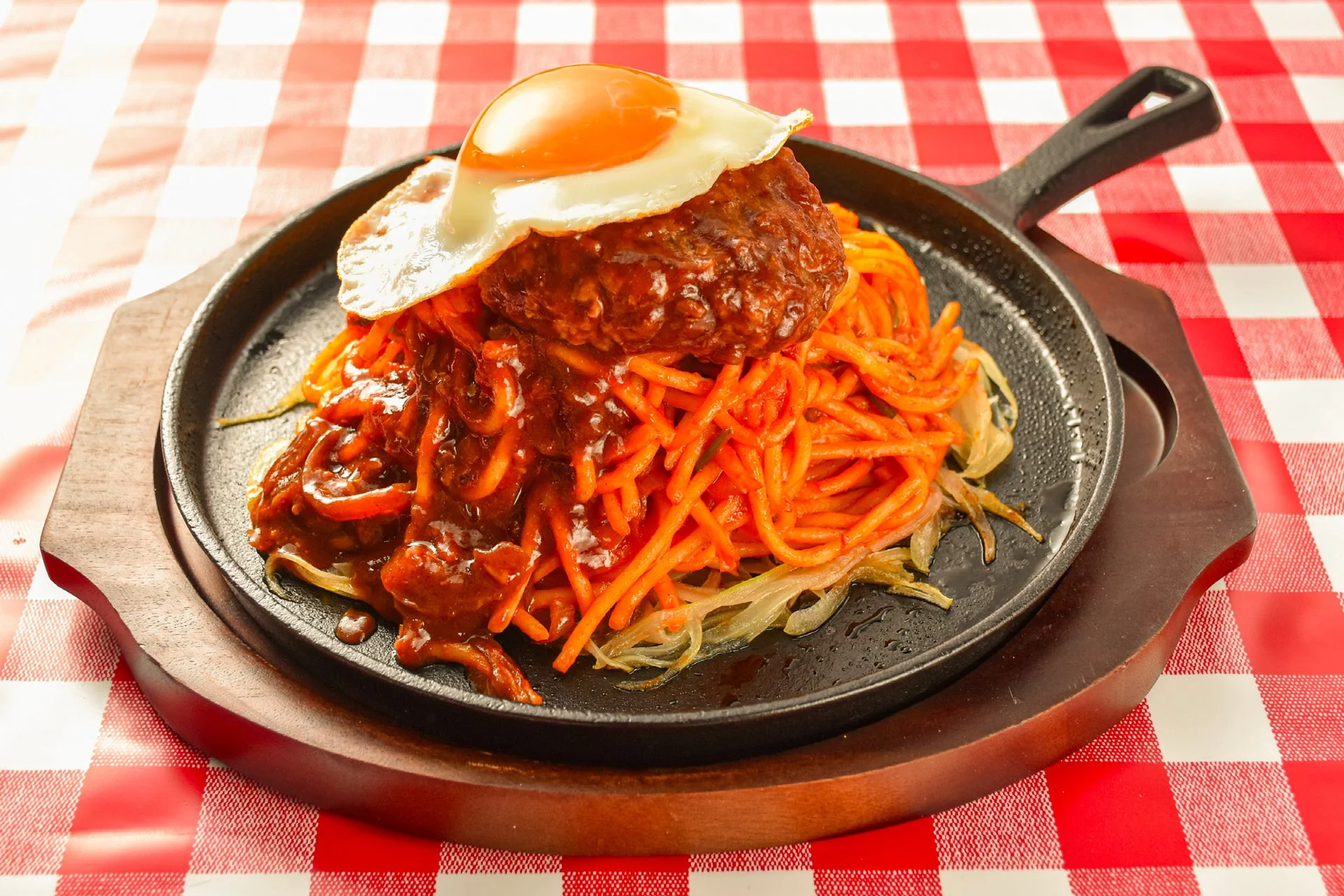 熱々の鉄板に盛られたハンバーグスパゲッティ
