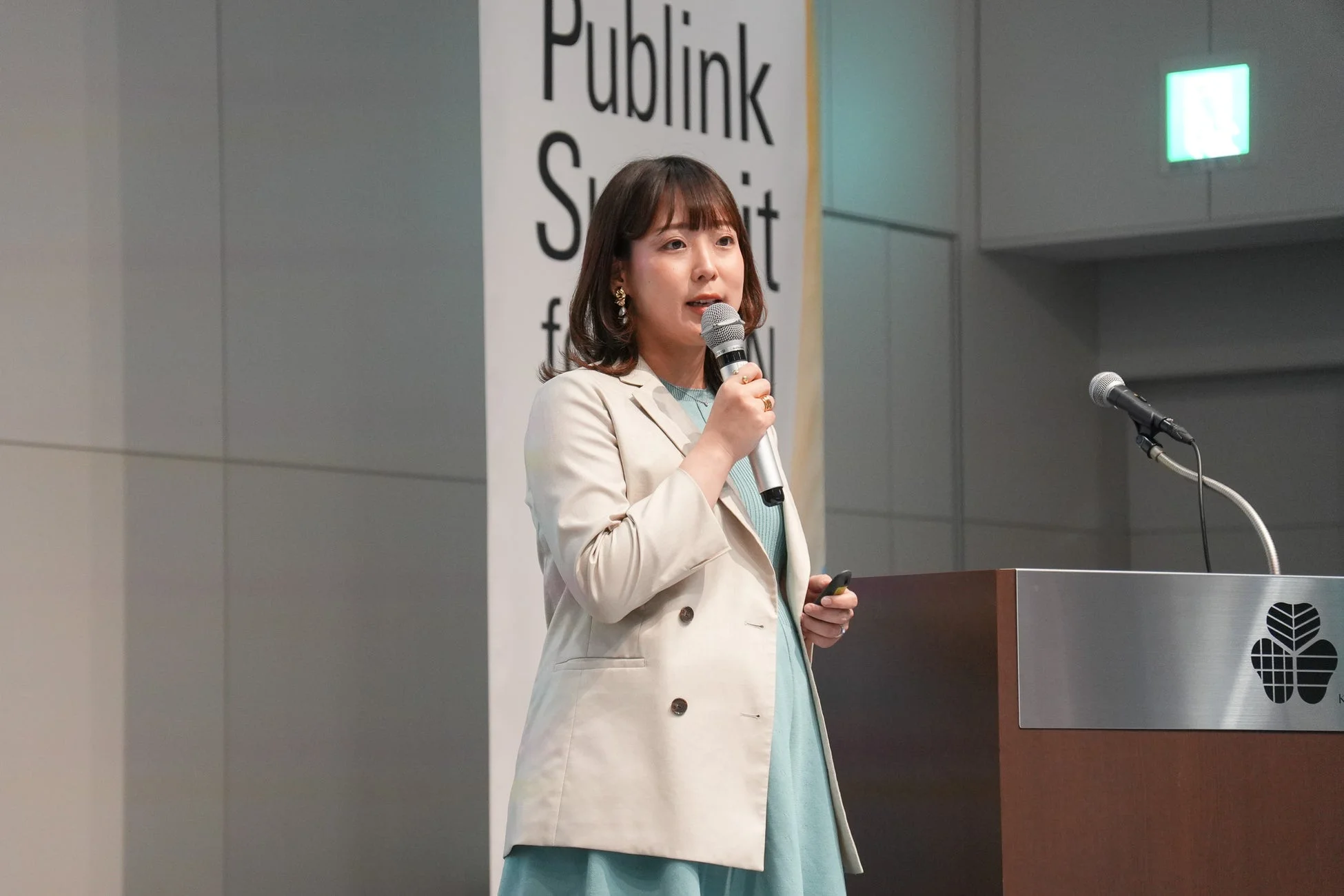 ステージ上でスピーチを行う松尾真里氏