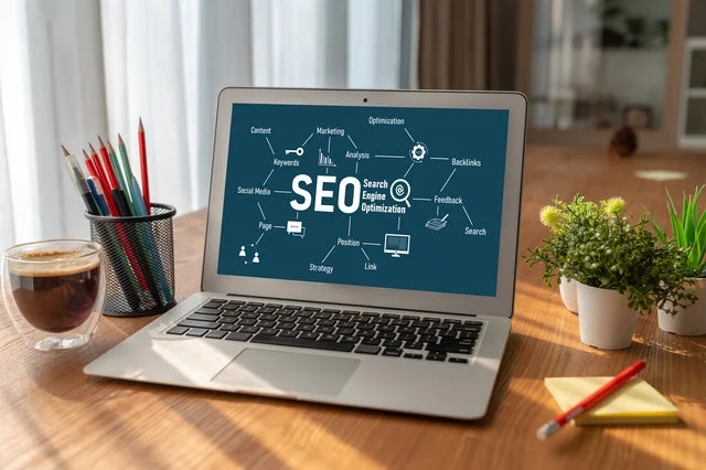 ノートパソコンの画面にSEO（検索エンジン最適化）の概念図が表示