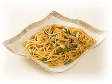 白い皿に盛り付けられた温かい麺料理