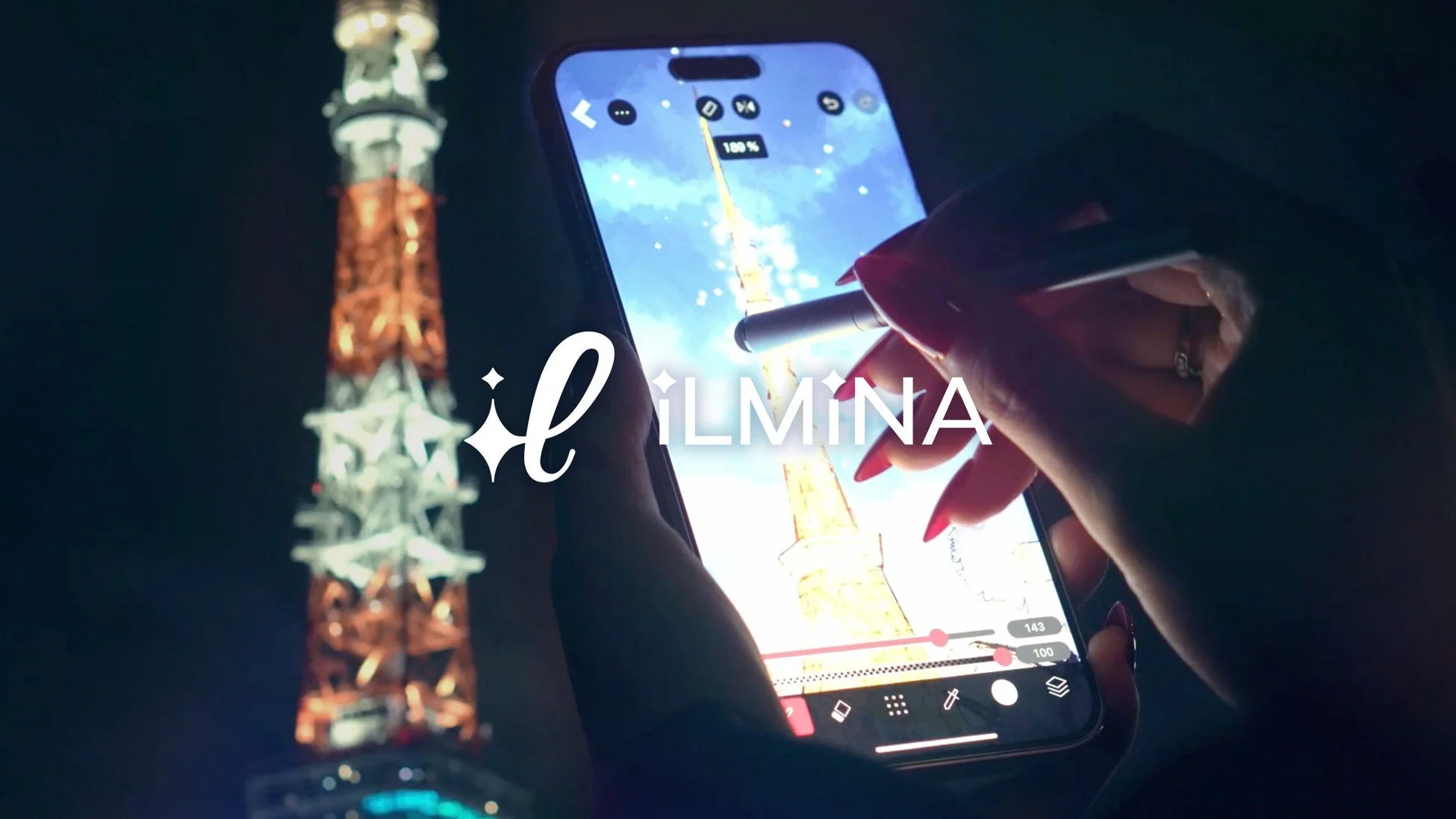 スマートフォンでアプリを操作する様子