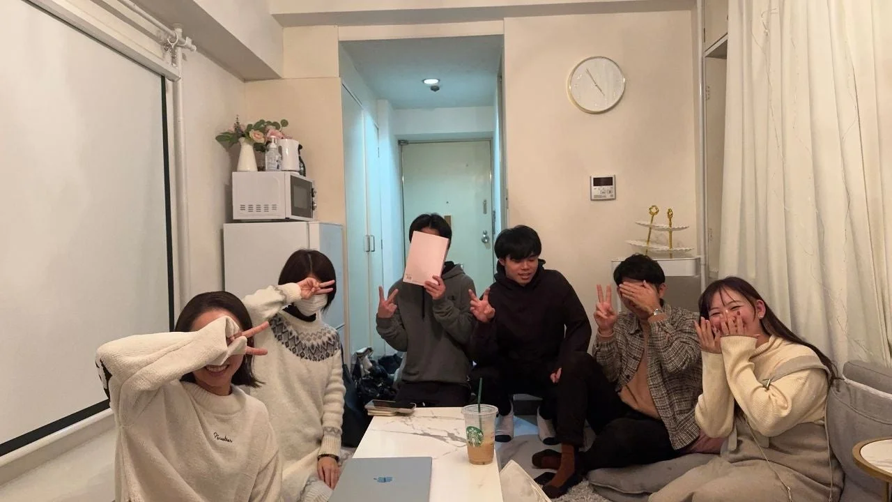友人たちと楽しむ様子