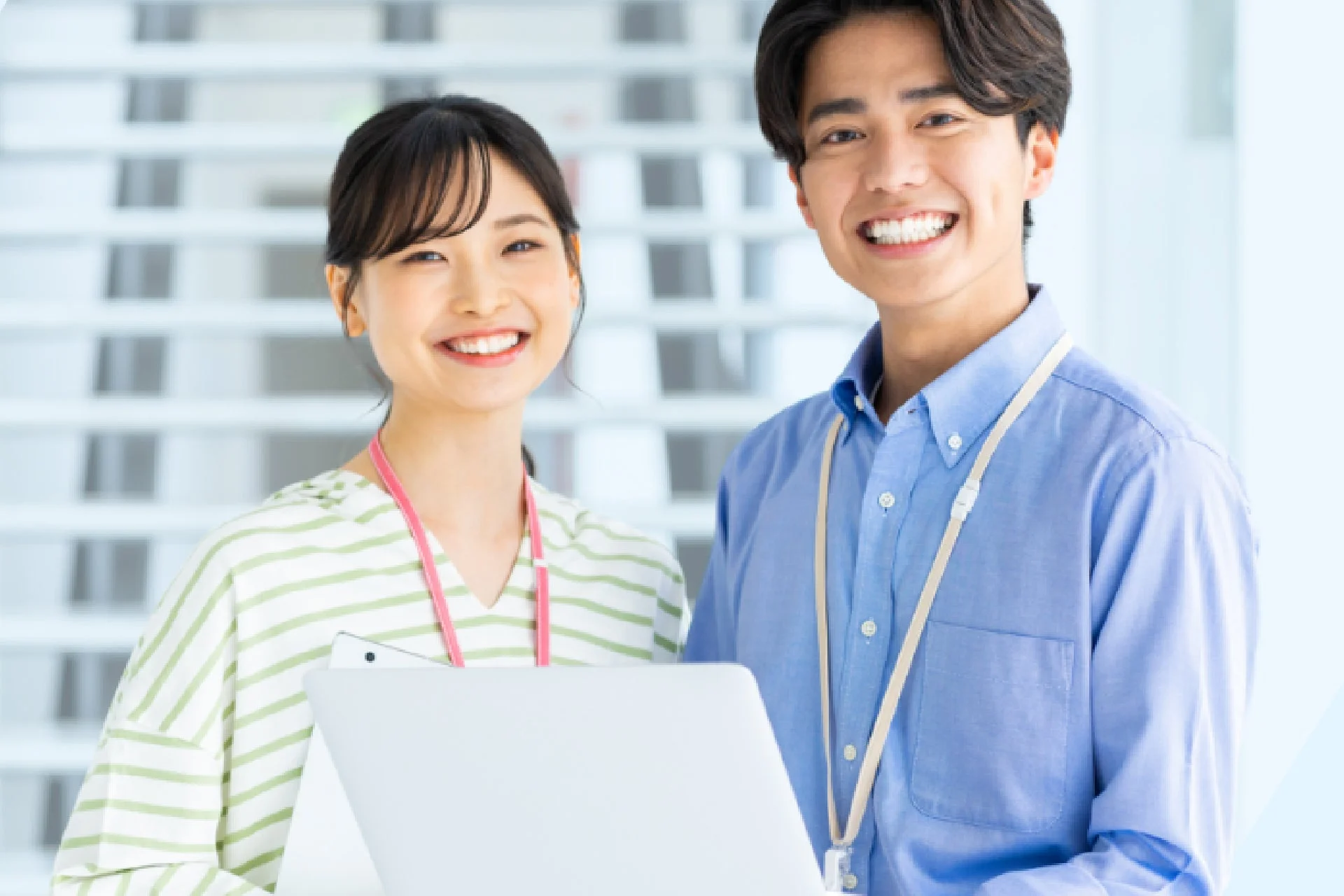 笑顔で並ぶ若い男女のビジネスパーソン