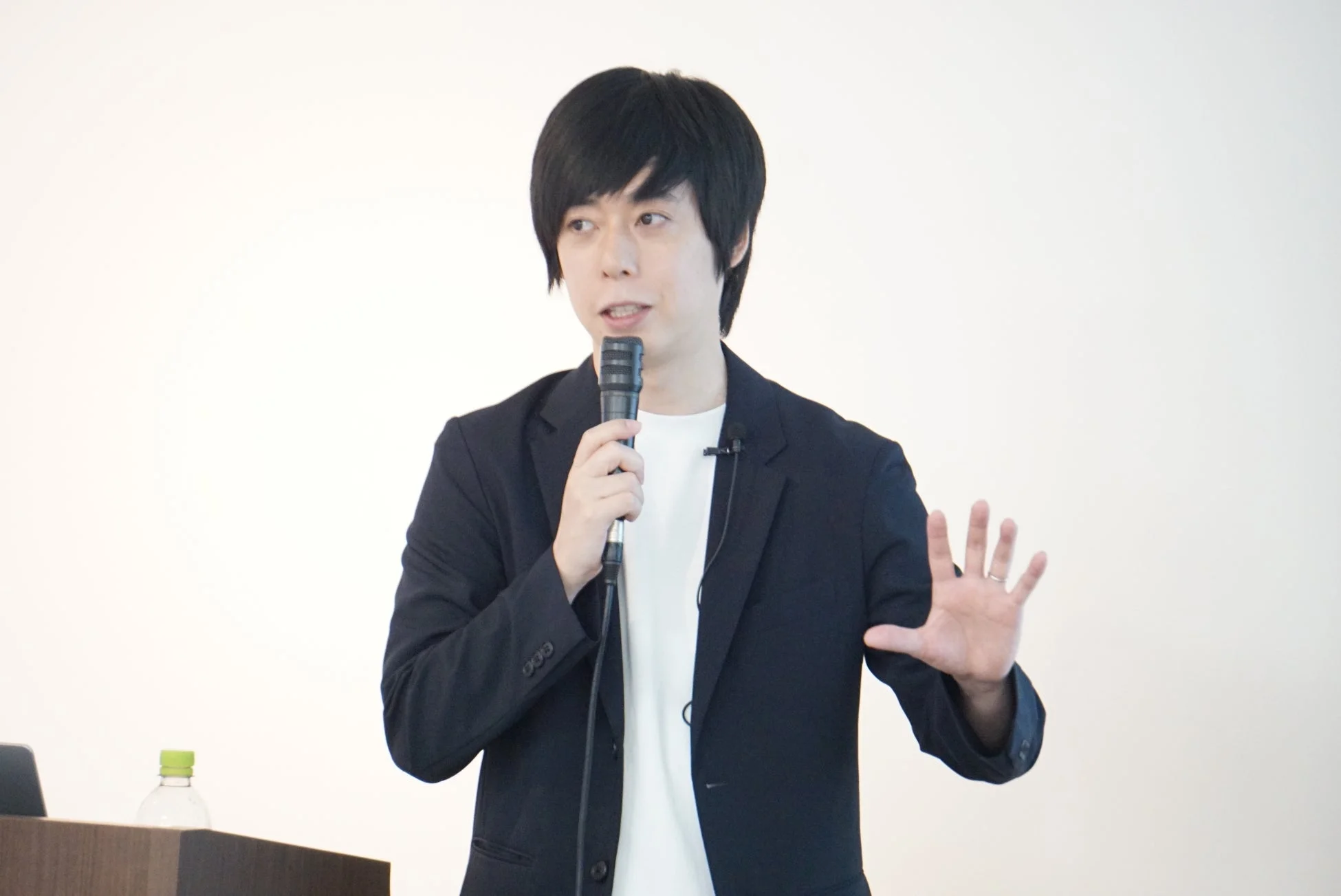講演中の髙橋朋己氏