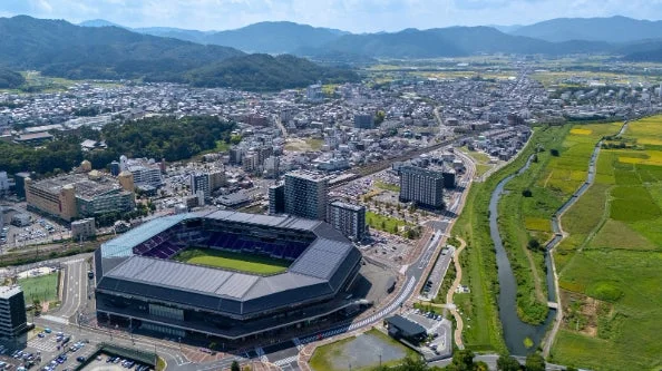 山々に囲まれた亀岡市の空撮