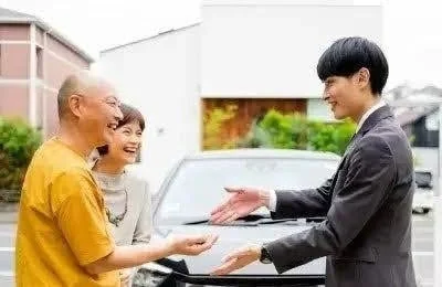 笑顔で取引する様子