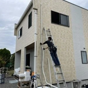 はしごを使った屋外作業の様子