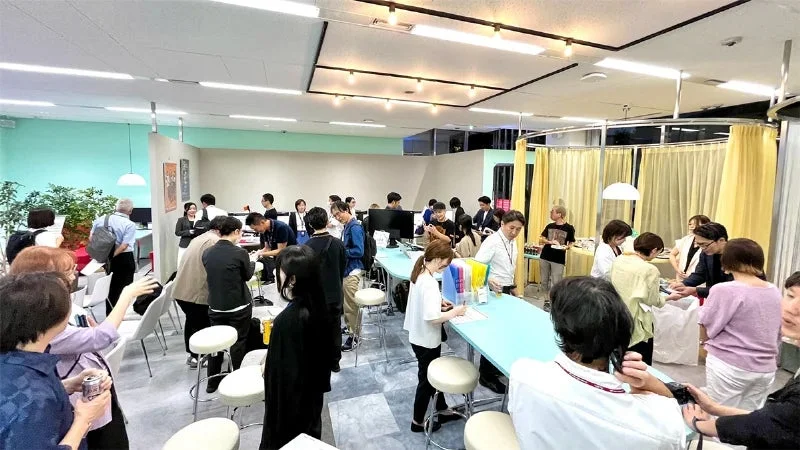 多くの人々が参加する屋内イベントの様子