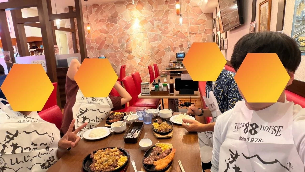 グループで食事を楽しむ様子