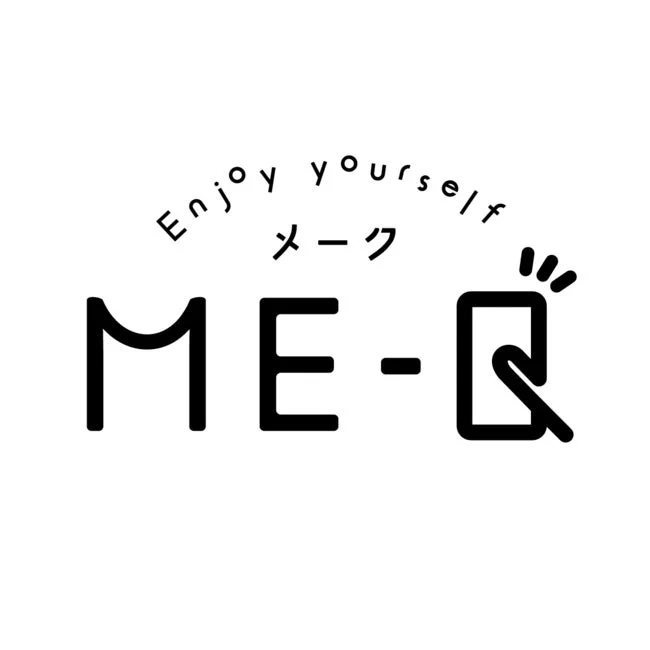 「Enjoy yourself」「メーク」「ME-Q」と書かれたロゴマークです。「Q」の文字は、スマートフォンを指でタップしているようなデザインになっています。