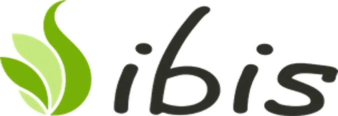 緑色の葉をモチーフにしたデザインと、手書き風の「ibis」という文字が組み合わされたロゴマーク