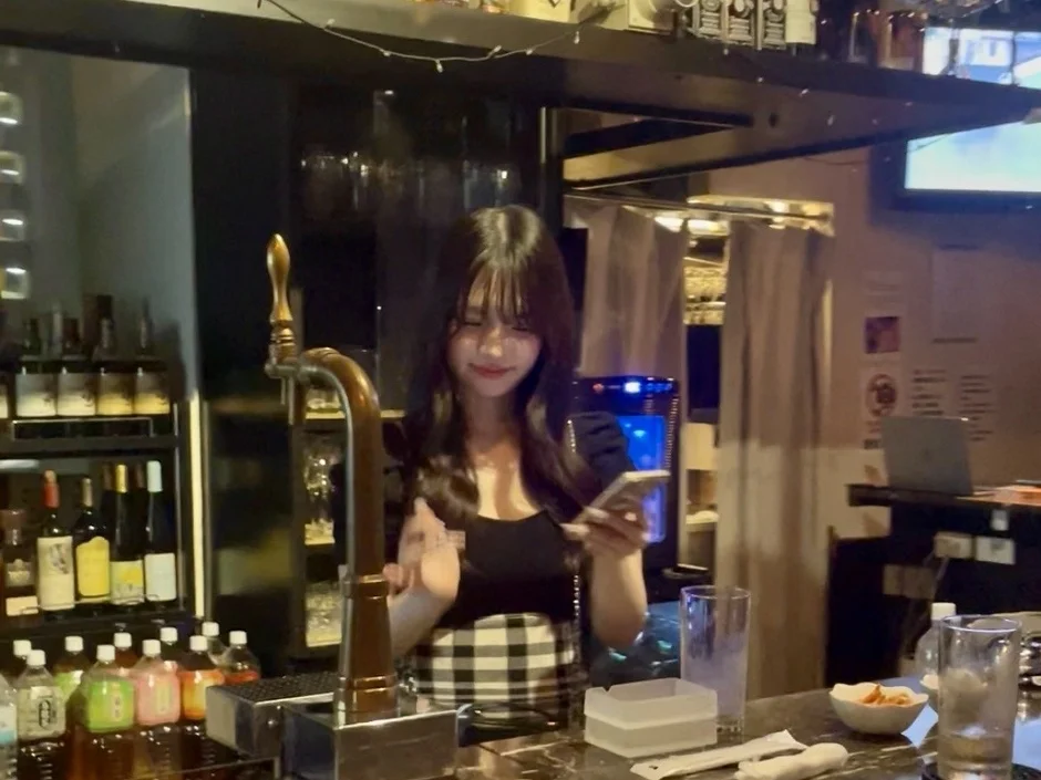 笑顔でスマートフォンを見るれいちゃん