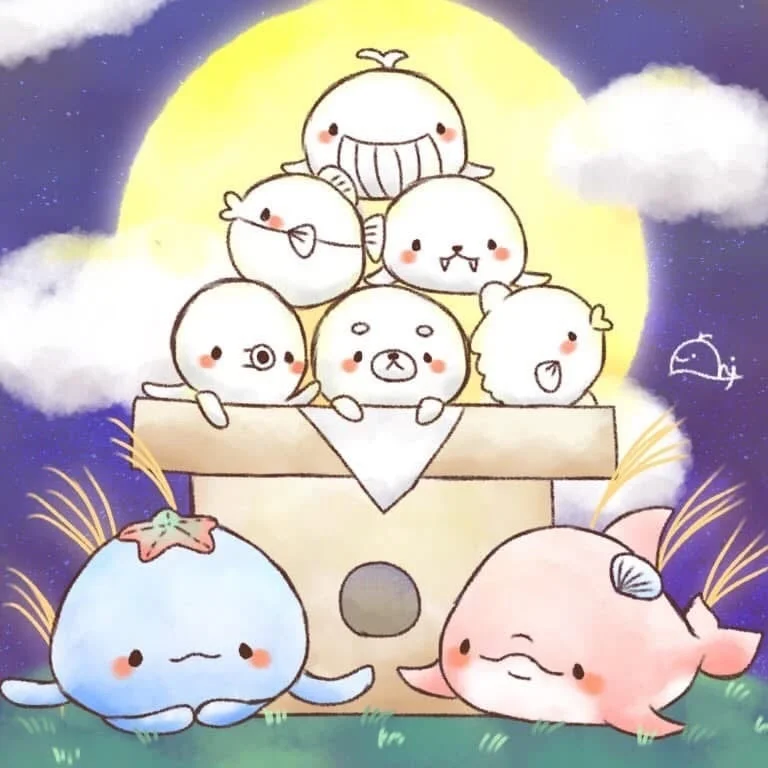 満月を背景に、可愛らしい海の生き物のようなキャラクターたちが積み重ねられたり、地面に座ったりしているイラスト