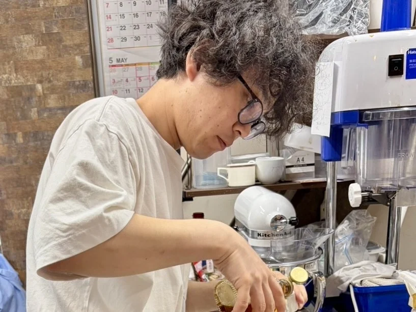 調理中の男性