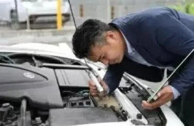 車のエンジンルームを点検する男性