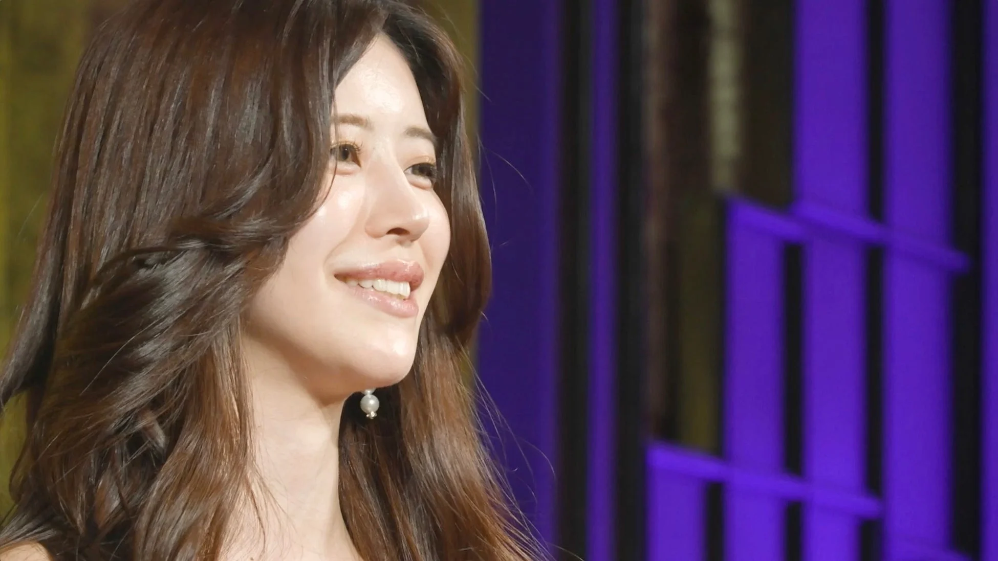 真剣な表情の乃南はるさん