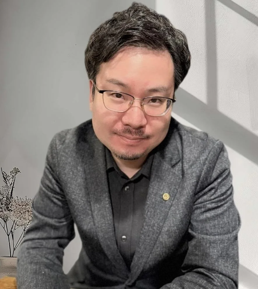 眼鏡をかけた男性